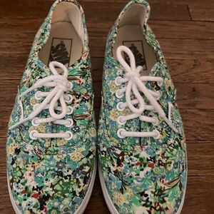 VANS WOMEN’S FLORAL PRINT